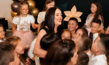 &ldquo;Kam emrin m&euml;sues&rdquo; &ndash; Poezia e Teuta Bil&ccedil;arit p&euml;r misionin dhe p&euml;rkushtimin e m&euml;suesit