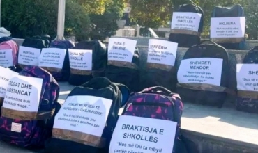 "&Ccedil;far&euml; mbaj n&euml; &ccedil;ant&euml;, p&euml;rve&ccedil; librave?", KOMF aksion simbolik n&euml; Prishtin&euml;