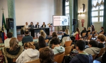 Poetja Laureate Rita Petro n&euml; Trieste: Poezia shqipe nd&euml;rton ura mes kulturave dhe brezave