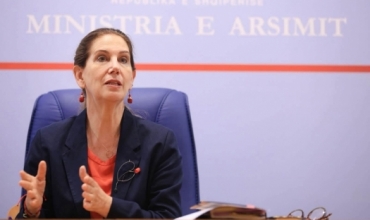 Ministrja Kumbaro mesazh prind&euml;rve: Bashk&euml; q&euml; shkolla t&euml; mos jet&euml; vendi q&euml; shkat&euml;rrohet dhe t&euml; mos na i kthejn&euml; f&euml;mij&euml;t n&euml; viktima t&euml; kaosit 