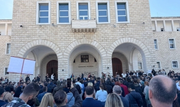 1300 pedagog&euml; th&euml;rrasin n&euml; nj&euml; z&euml;: Rama t&euml; dor&euml;hiqet! Parlamenti ka pushuar s&euml; funksionuari
